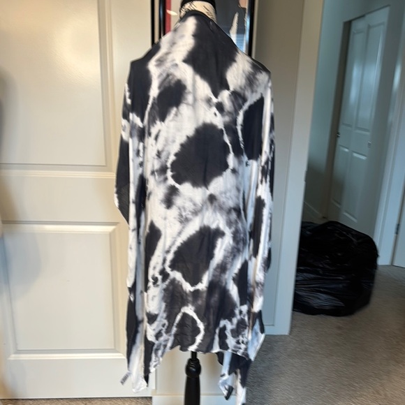 Treasure & Bond Black and White Blouse with Flowing Sleeves - Picture 4 of 6